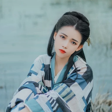 佳人在水持傘女生頭像，唯美古風(fēng)真人頭像