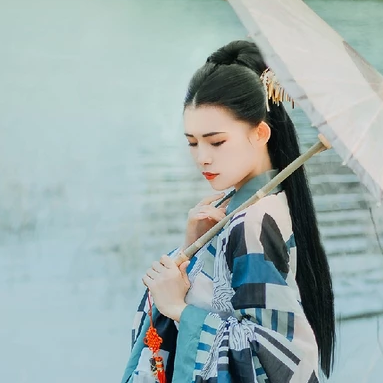 佳人在水持傘女生頭像，唯美古風(fēng)真人頭像