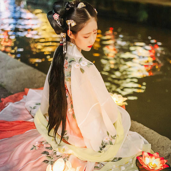 紅妝帶傘女生頭像，唯美古風真人頭像