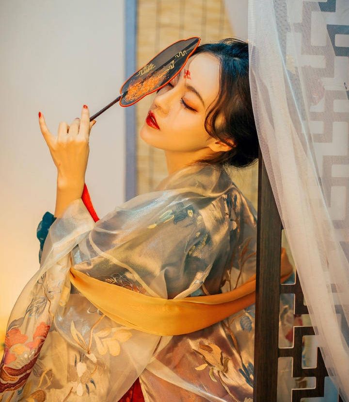 紅妝帶傘女生頭像，唯美古風真人頭像