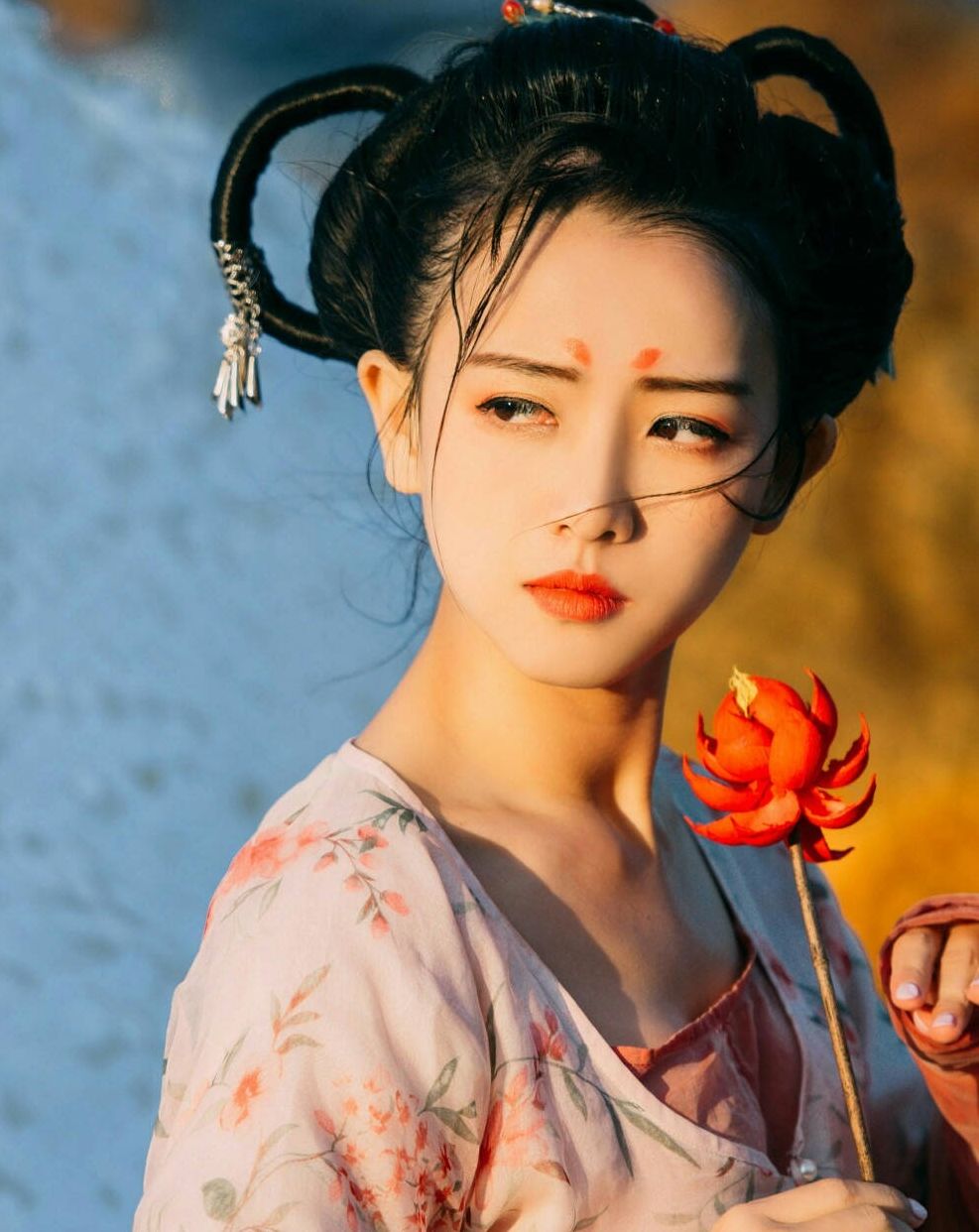 紅妝帶傘女生頭像，唯美古風真人頭像