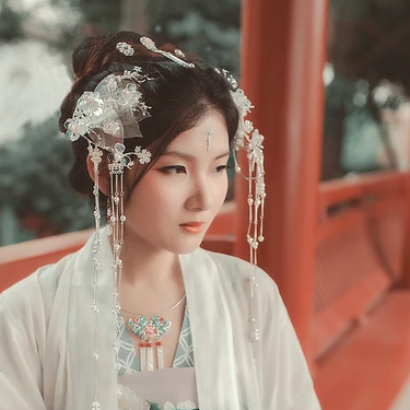 春風撲面女生頭像，唯美古風真人頭像