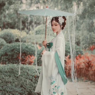 春風撲面女生頭像，唯美古風真人頭像