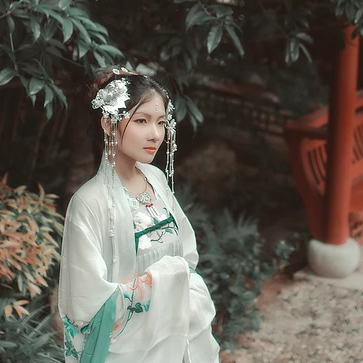 春風撲面女生頭像，唯美古風真人頭像