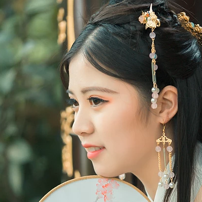 繡球花帶團扇女生頭像，唯美古風真人頭像
