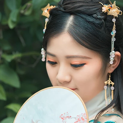 繡球花帶團扇女生頭像，唯美古風真人頭像