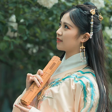 繡球花帶團扇女生頭像，唯美古風真人頭像