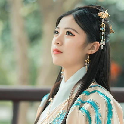 繡球花帶團扇女生頭像，唯美古風真人頭像