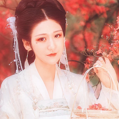 楓葉白衣帶團扇女生頭像，唯美古風(fēng)真人頭像