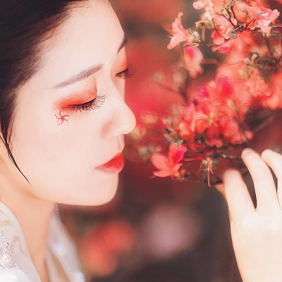 楓葉白衣帶團扇女生頭像，唯美古風(fēng)真人頭像