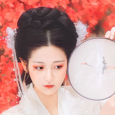 楓葉白衣帶團扇女生頭像，唯美古風(fēng)真人頭像