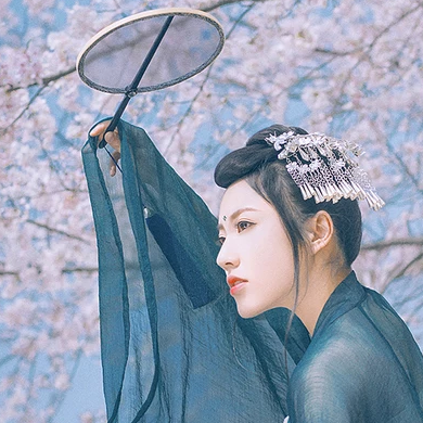 漫櫻少女心帶團扇女生頭像，唯美古風真頭像