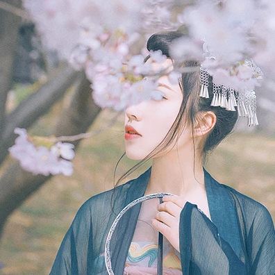 漫櫻少女心帶團扇女生頭像，唯美古風真頭像