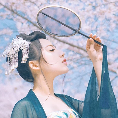 漫櫻少女心帶團扇女生頭像，唯美古風(fēng)真頭像