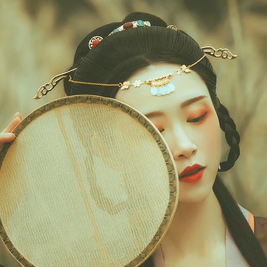 古典少女帶團扇女生頭像，唯美古風真頭像
