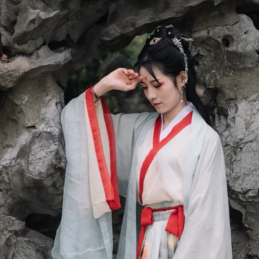 文藝春風女生頭像，唯美古風真人頭像