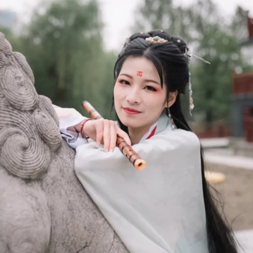 文藝春風女生頭像，唯美古風真人頭像