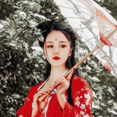 艷麗紅衣女生頭像，唯美古風(fēng)真人頭像