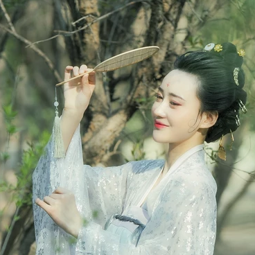 優(yōu)雅賞春帶團扇女生頭像，唯美古風(fēng)真人頭像