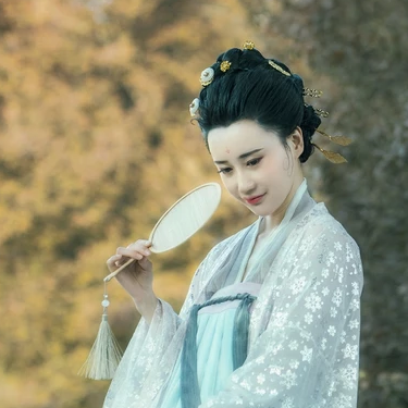 優(yōu)雅賞春帶團扇女生頭像，唯美古風(fēng)真人頭像