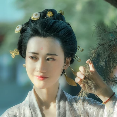 優(yōu)雅賞春帶團扇女生頭像，唯美古風(fēng)真人頭像