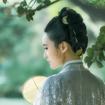 優雅賞春帶團扇女生頭像，唯美古風真人頭像