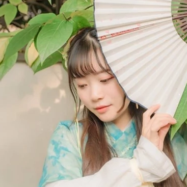 淡綠清新帶團扇女生頭像，唯美古風真人頭像