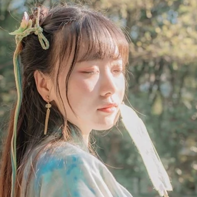 淡綠清新帶團扇女生頭像，唯美古風真人頭像