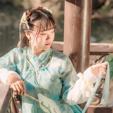 淡綠清新帶團扇女生頭像，唯美古風真人頭像