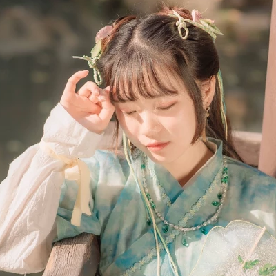 淡綠清新帶團扇女生頭像，唯美古風真人頭像