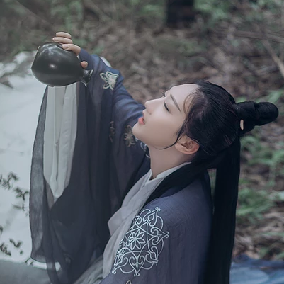 禪意喝酒女生頭像，唯美古風真人頭像