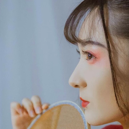 紅紗裙帶團扇女生頭像，唯美古風真人頭像