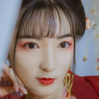 紅紗裙帶團扇女生頭像，唯美古風真人頭像