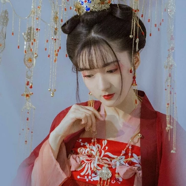 紅紗裙帶團扇女生頭像，唯美古風真人頭像