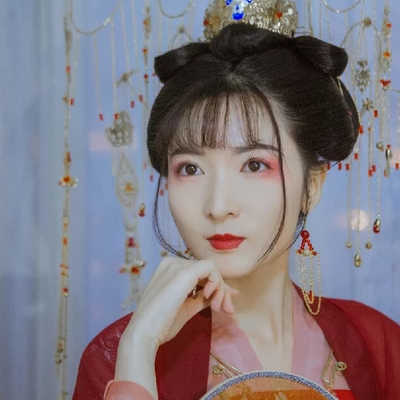 紅紗裙帶團扇女生頭像，唯美古風真人頭像