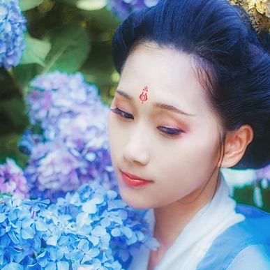 藍顏花艷帶傘女生頭像，唯美古風真人頭像