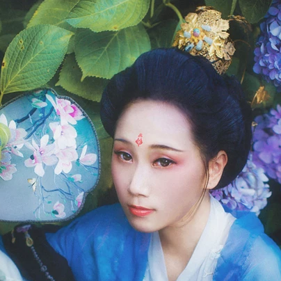 藍顏花艷帶傘女生頭像，唯美古風真人頭像