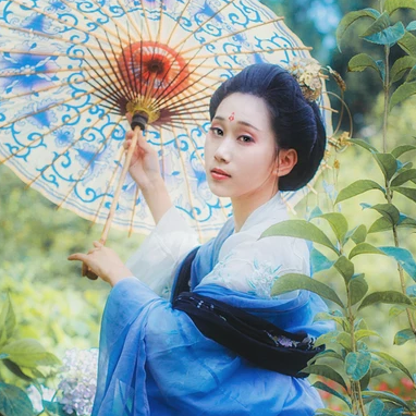 藍顏花艷帶傘女生頭像，唯美古風真人頭像