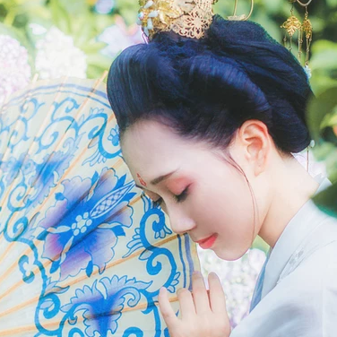 藍顏花艷帶傘女生頭像，唯美古風真人頭像