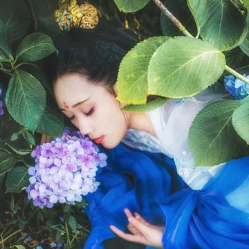 藍顏花艷帶傘女生頭像，唯美古風真人頭像