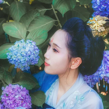 藍顏花艷帶傘女生頭像，唯美古風真人頭像