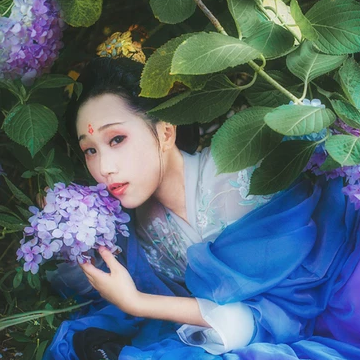 藍顏花艷帶傘女生頭像，唯美古風真人頭像