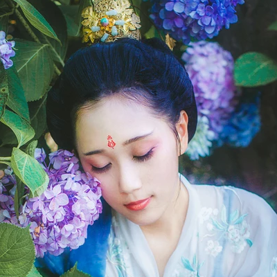 藍顏花艷帶傘女生頭像，唯美古風真人頭像