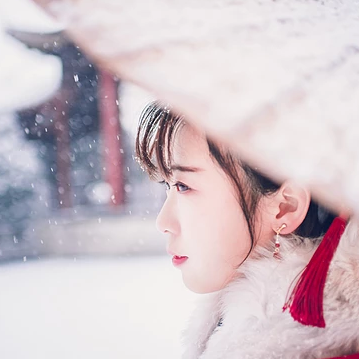 身紅披風持傘賞雪女生頭像，唯美古風真人頭像