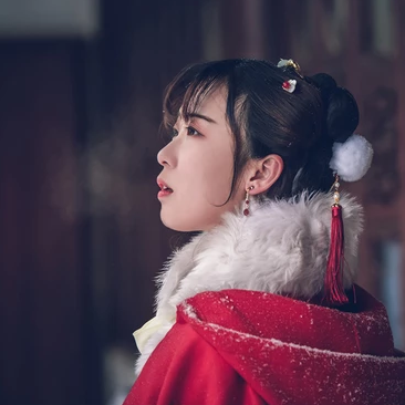 身紅披風持傘賞雪女生頭像，唯美古風真人頭像