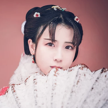 身紅披風持傘賞雪女生頭像，唯美古風真人頭像