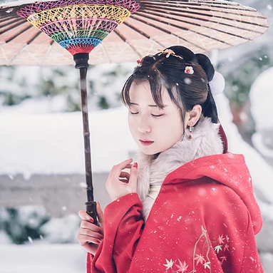 身紅披風持傘賞雪女生頭像，唯美古風真人頭像