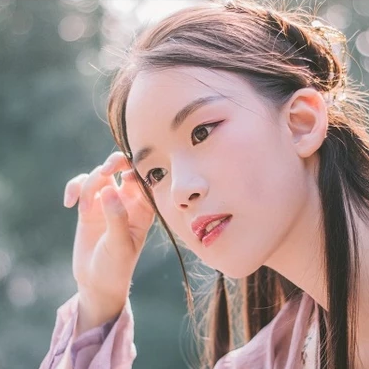 愜意喝酒賞花女生頭像，唯美古風真人頭像