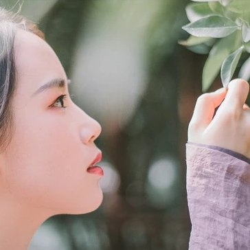 愜意喝酒賞花女生頭像，唯美古風真人頭像