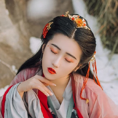 暮雪賞花彈琴女生頭像，唯美古風真人頭像
